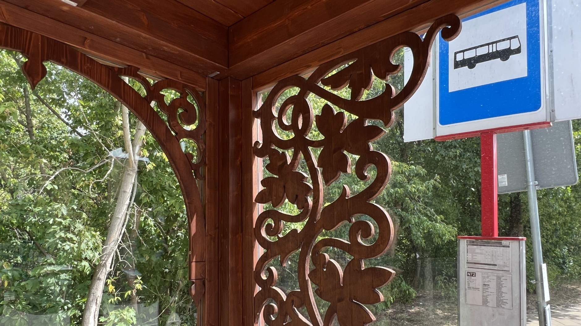 Przystanek autobusowy w Otwocku w stylu świdermajer (województwo mazowieckie)