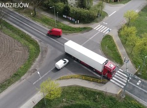 Policjanci użyli niecodziennej "broni". Kierowcy wpadali jeden po drugim [WIDEO]