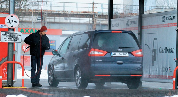 Teraz gdy jest poniżej zera, umyj auto. Tak zaoszczędzisz sporo pieniędzy