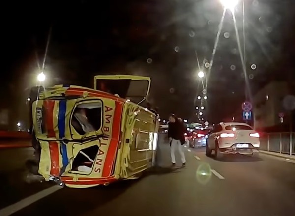 Uciekał przed policją, staranował karetkę. Głośny wypadek udało się nagrać [WIDEO]