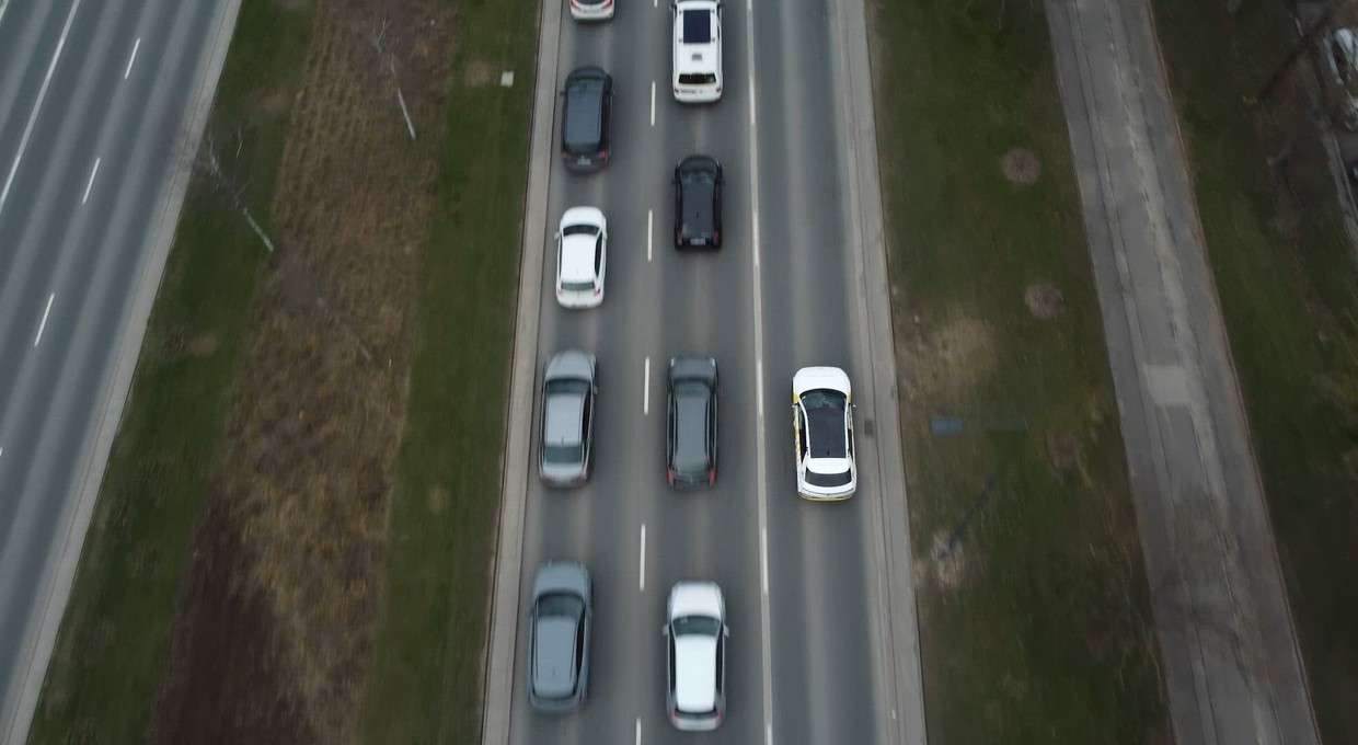 Czym bardziej opłaca się jeździć po Warszawie - samochodem elektrycznym czy komunikacją?