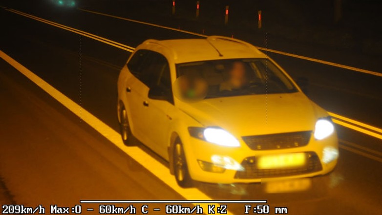 Zdjęcie z fotoradaru - 209 km/h przy ograniczeniu do 60