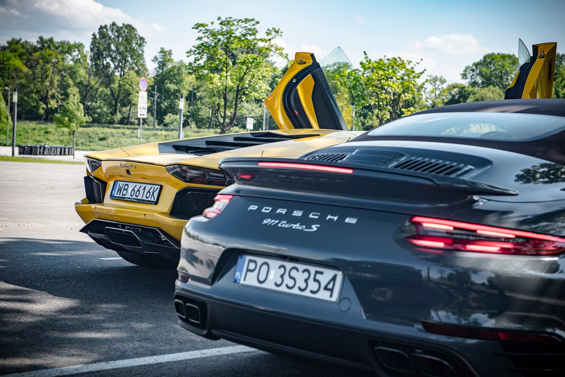 Lamborghini Aventador Coupe vs. Porsche 911 Tubo Cabrio
