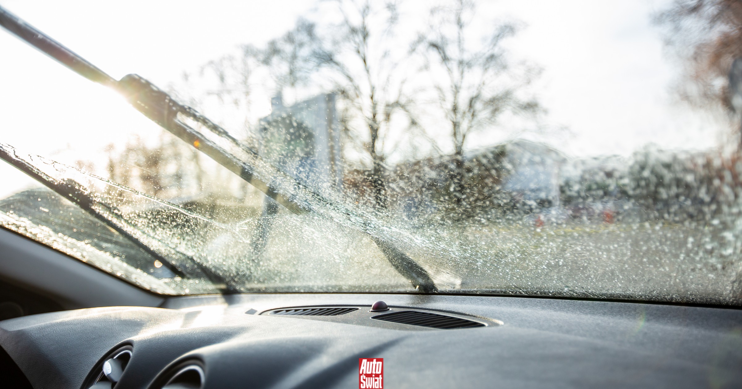 Letni płyn do spryskiwaczy zamarzł? Jest sprawdzony sposób na szybkie rozwiązanie problemu