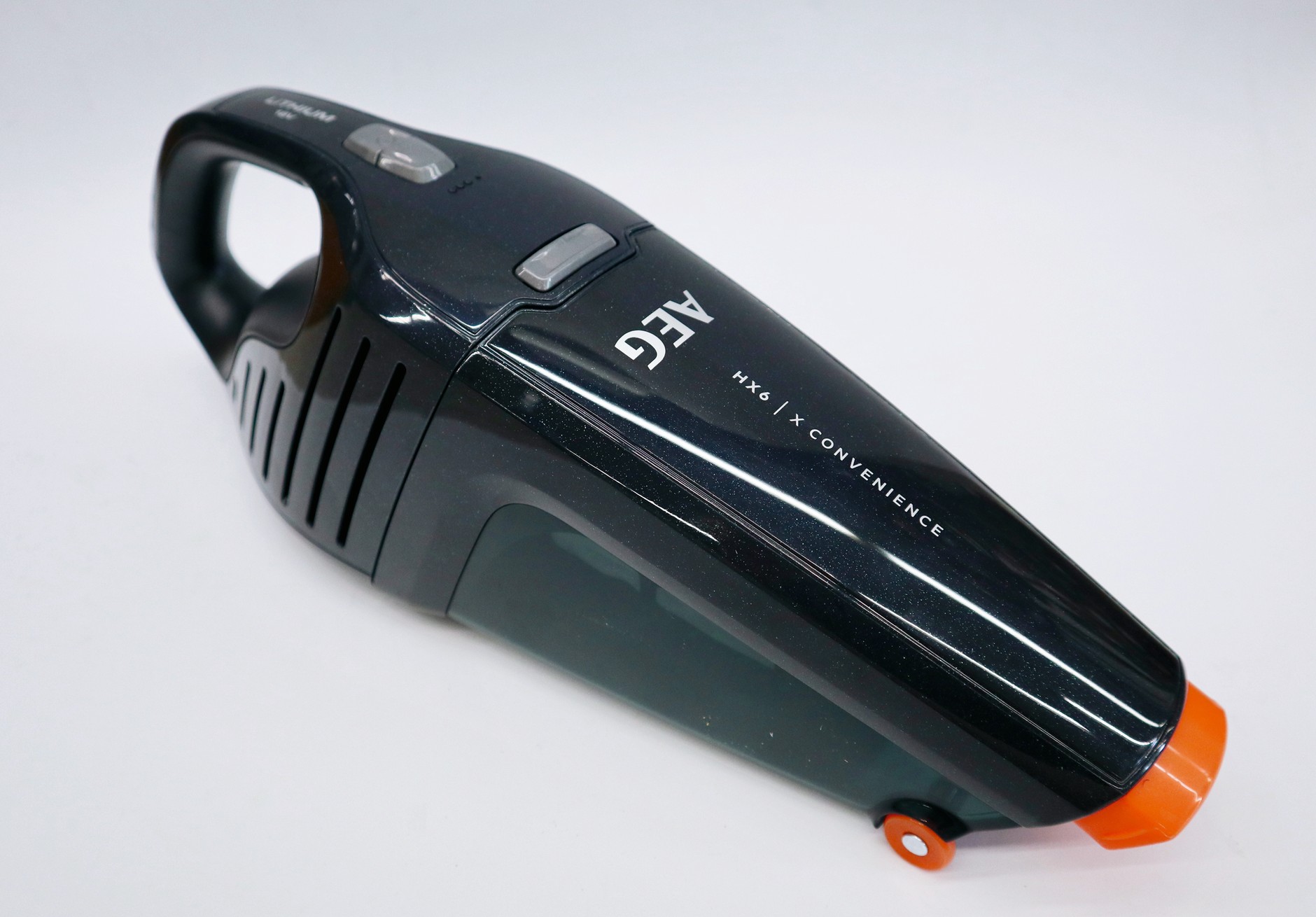 Test odkurzaczy do auta: AEG HX6-30STM