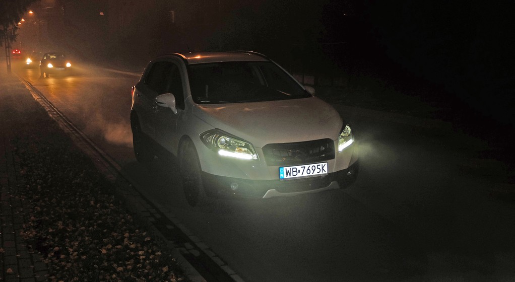 Światła do jazdy dziennej po zmroku? To wykroczenie, a w dodatku proszenie się o kolizję