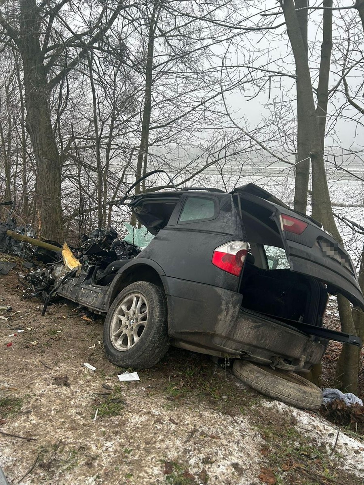 Przerażający wypadek w Rożkach Kolonii. Kierowca BMW uderzył w drzewo