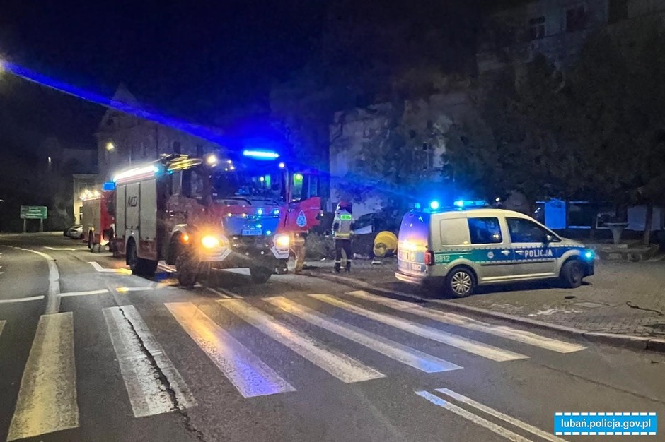 Kierowca forda uderzył w obelisk na placu. Policjanci musieli wezwać strażaków i karetkę