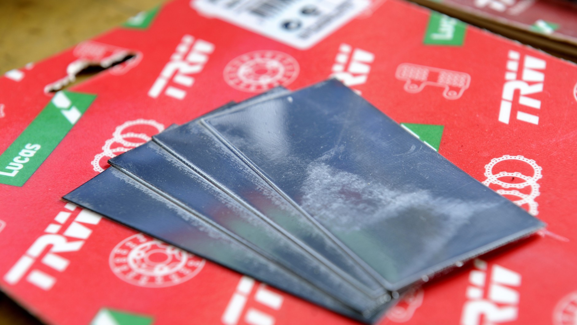Podkładki fenoliczne pod klocki hamulcowe redukują wibracje między tłoczkiem a klockiem