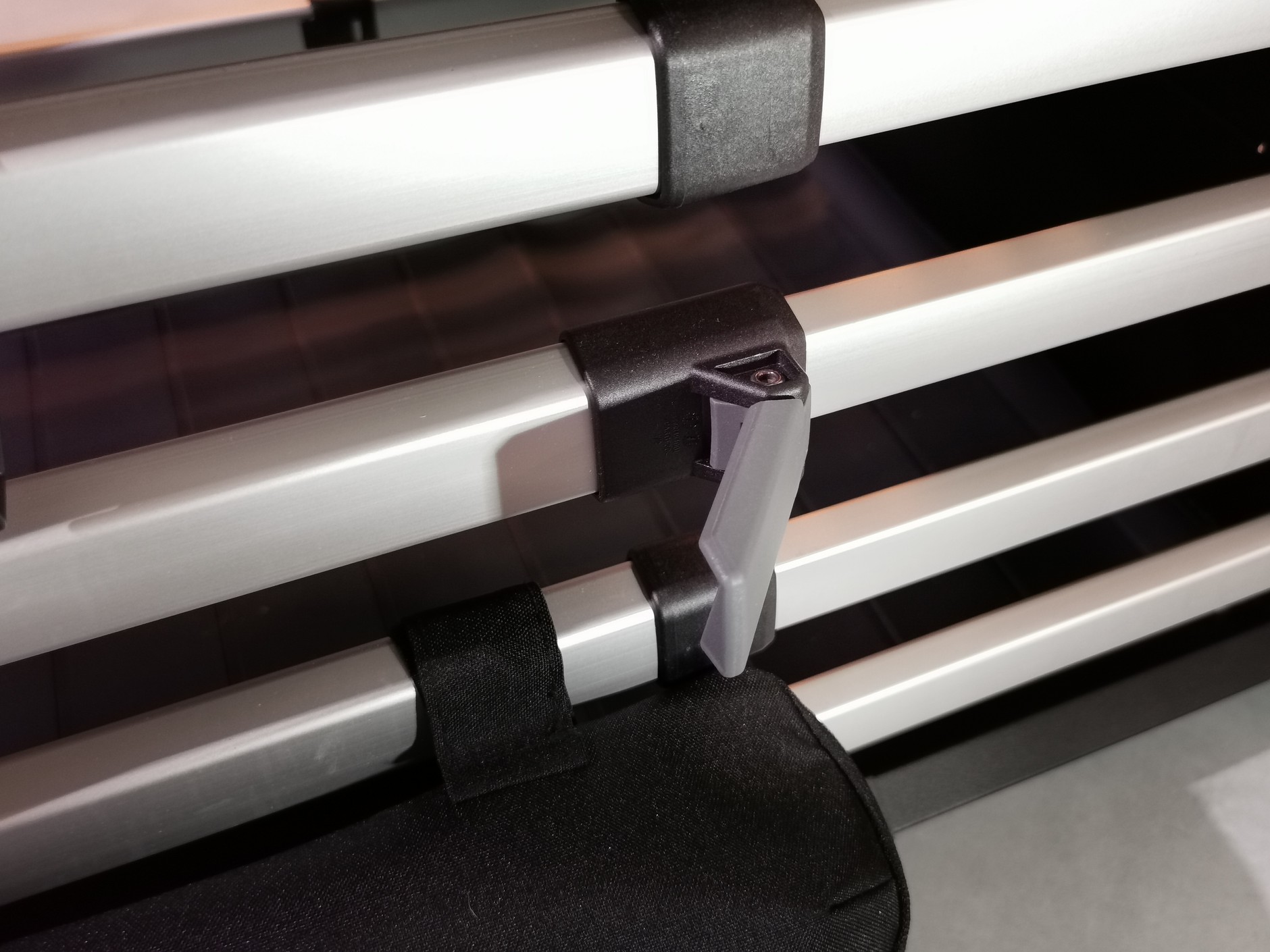 Thule Allax – po rozpięciu zatrzasku można skorygować rozmiar klatki