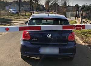 Oślepiony słońcem 81-latek wjechał za rogatki. Zareagowała dyżurna ruchu