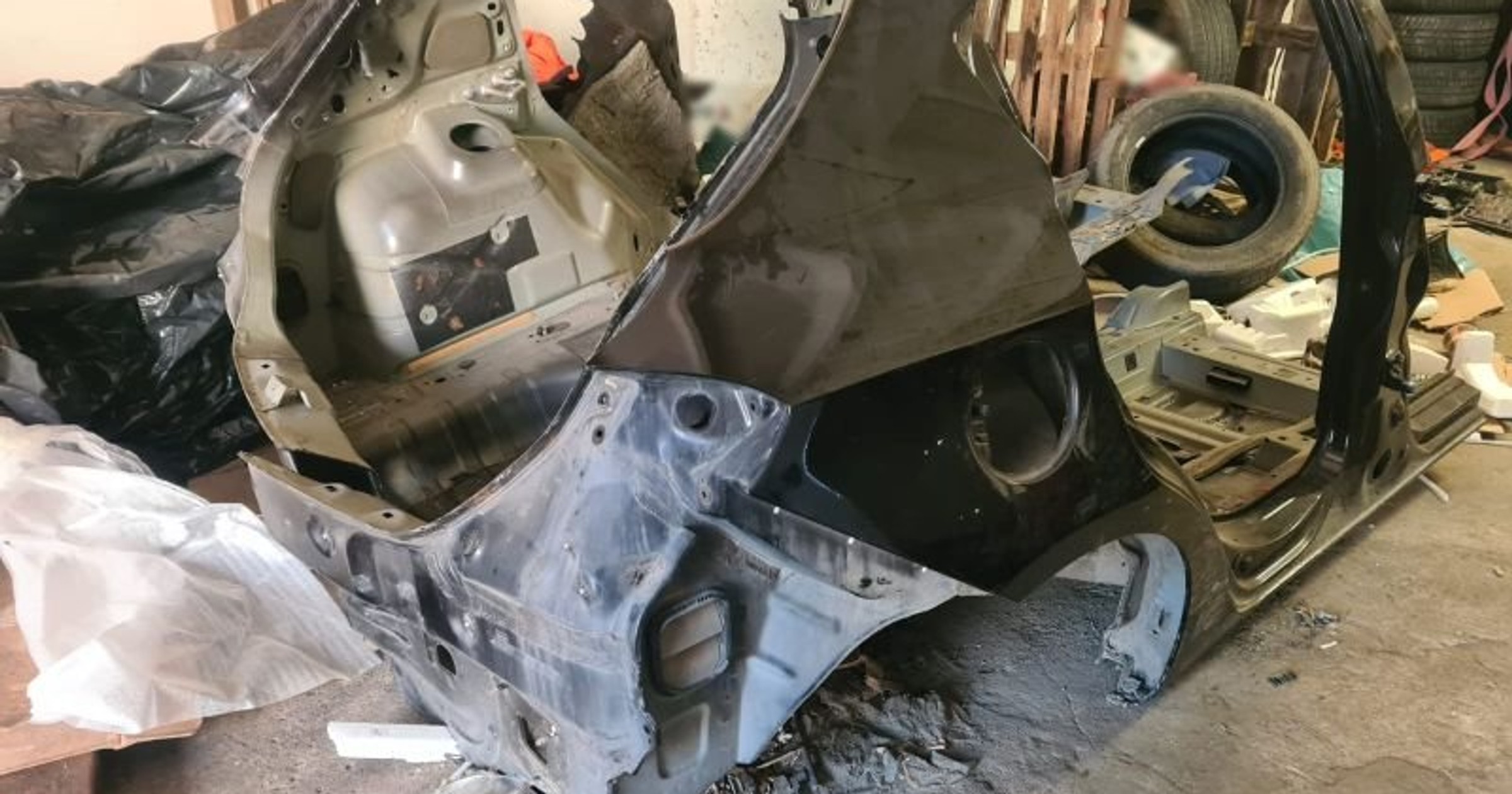 Auto było już pocięte na części. Policja odkryła dwie "dziuple"