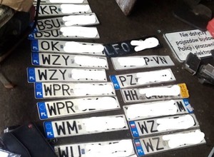 Bracia kradli auta, części sprzedawali na złomowiskach. Wpadli przez lawetę
