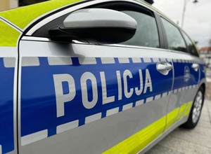Policjanci zatrzymali nietrzeźwego kierowcę. Przyjechał po niego syn. Też pijany