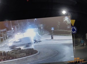 Na miejscu kolizji policjanci zastali kobietę. Szybko wyszło na jaw, że to nie ona była winna