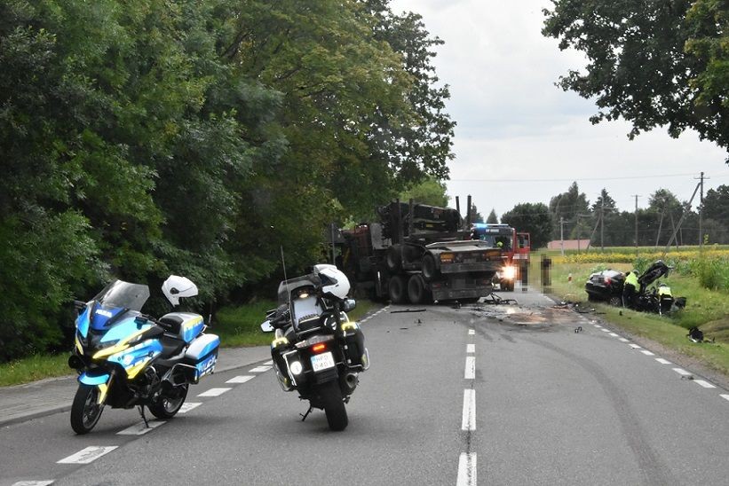Tragiczny wypadek na Podlasiu. Audi aż wgniotło do połowy