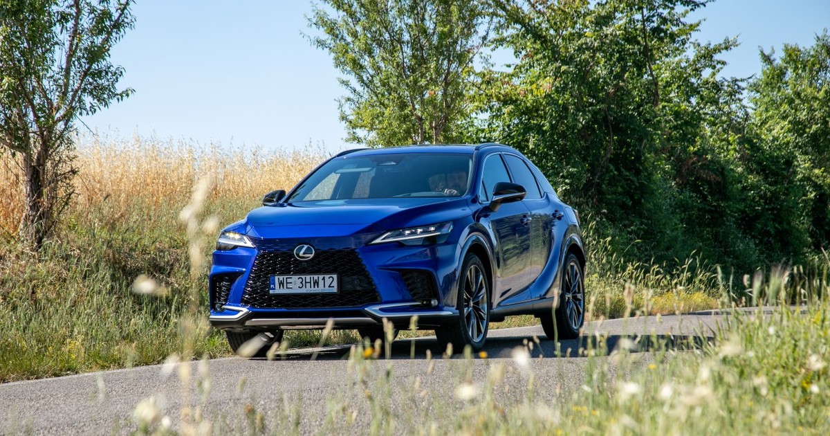 Nowe generacje SUV-ów typu plug-in nie próbują już niczego udowadniać. RX 450h+ po prostu oferuje 70 km jazdy w trybie EV, świetne osiągi także po rozładowaniu baterii i konstrukcję, która stawia na komfort