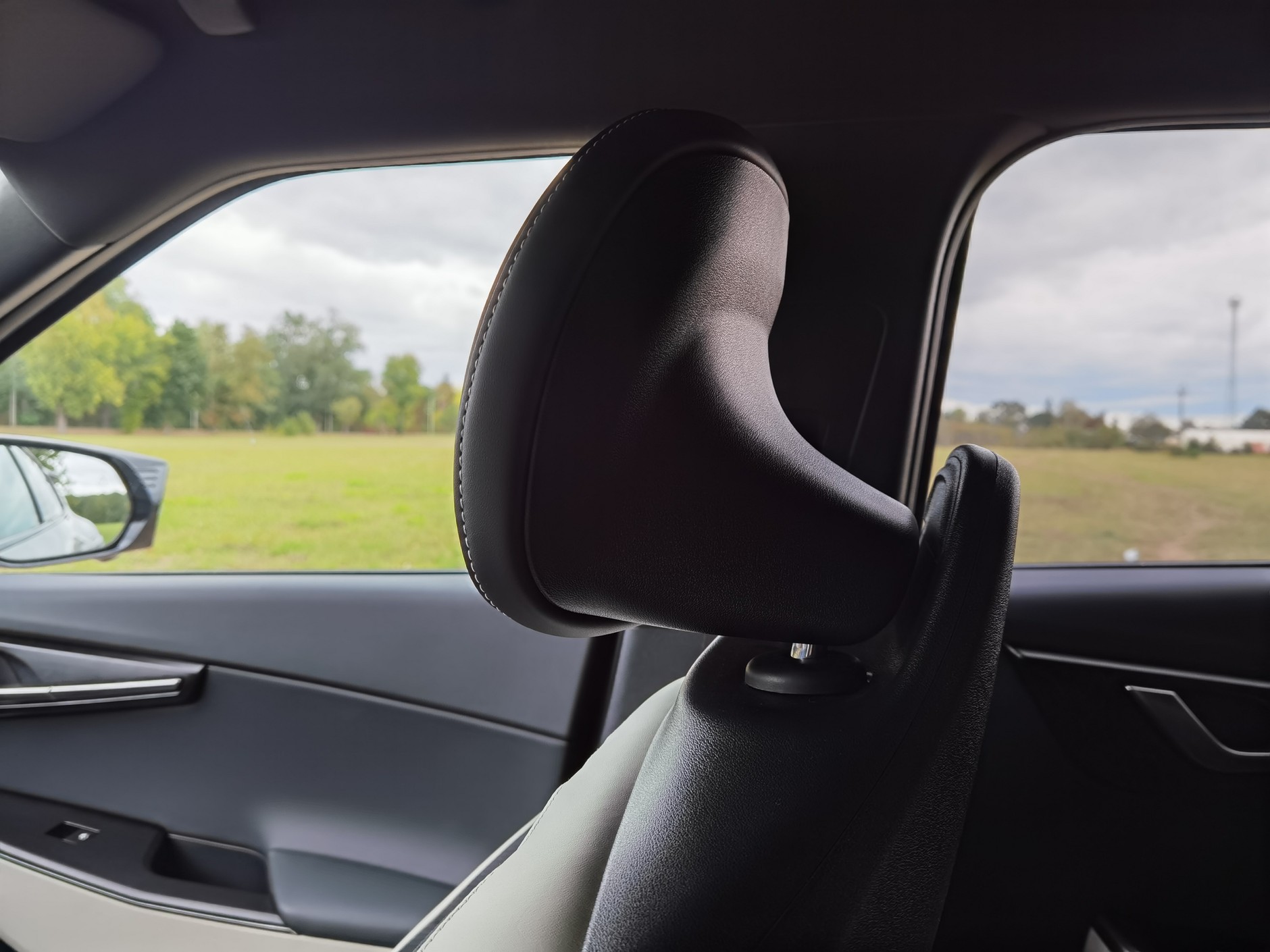 "Wieszak" z tyłu fotela