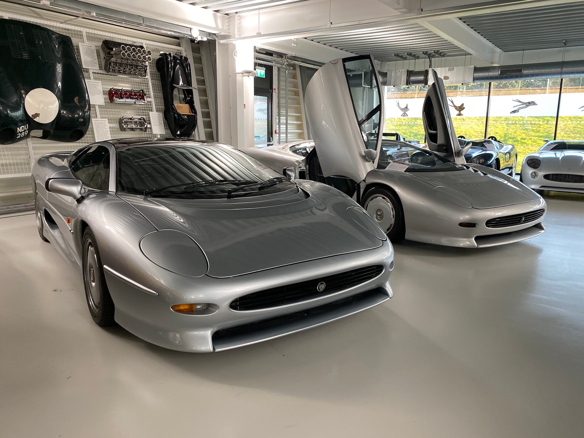 Jaguar XJ220