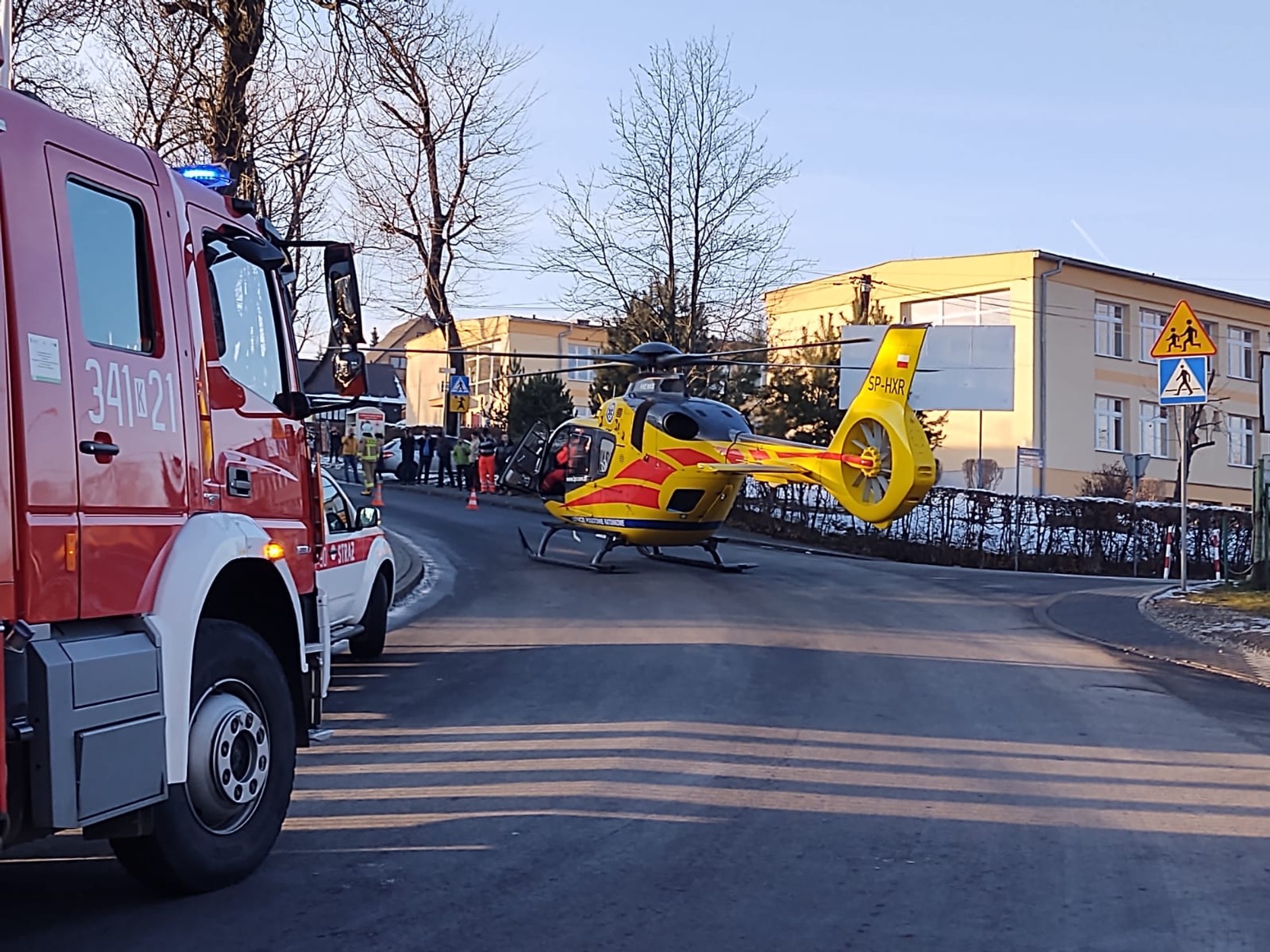 Mężczyzna wciągnięty do maszyny drogowej