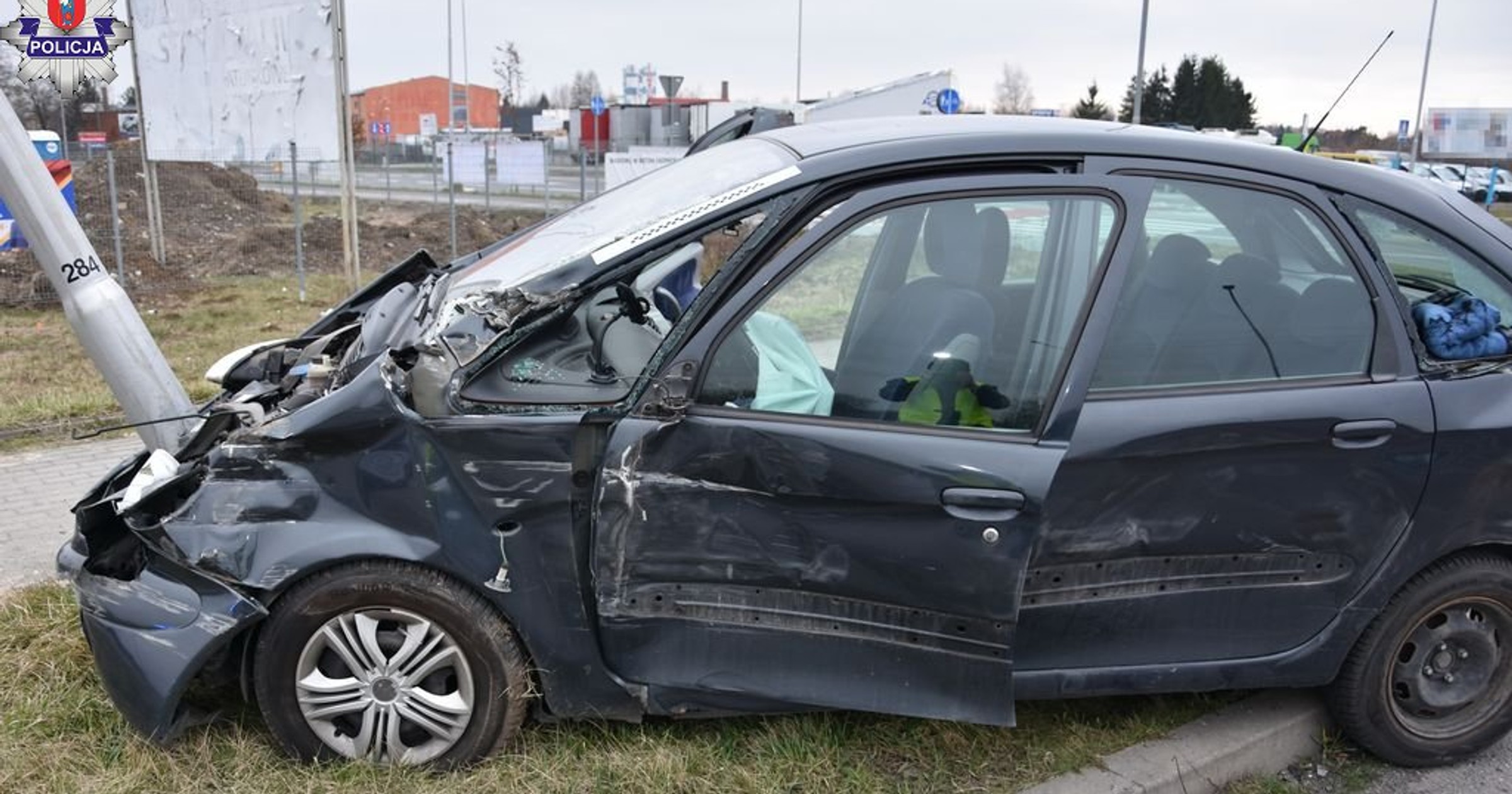 Rozbity Citroen po uderzeniu w ciężarówkę albo... po rozjechaniu przez ciężarówkę