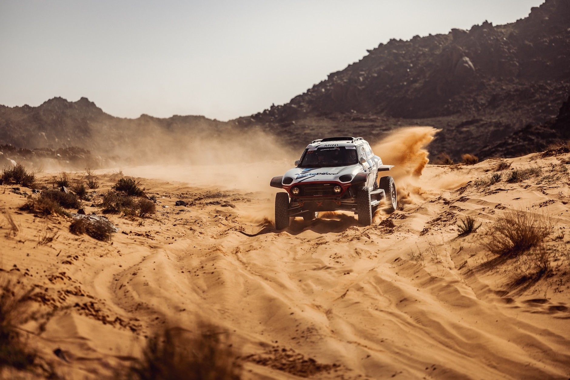 Hołowczyc i Kurzeja na drugim miejscu w rajdzie Saudi Baja 2023