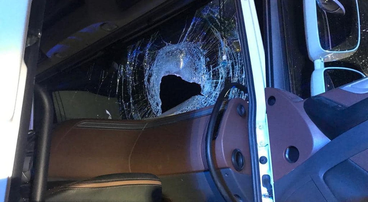 Do kabiny ciężarówki wpadł kamień. Kierowca nie mógł nic zrobić