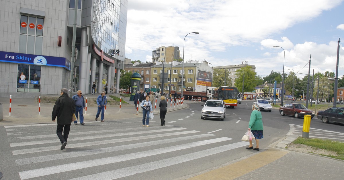Przejście dla pieszych na ruchliwym skrzyżowaniu