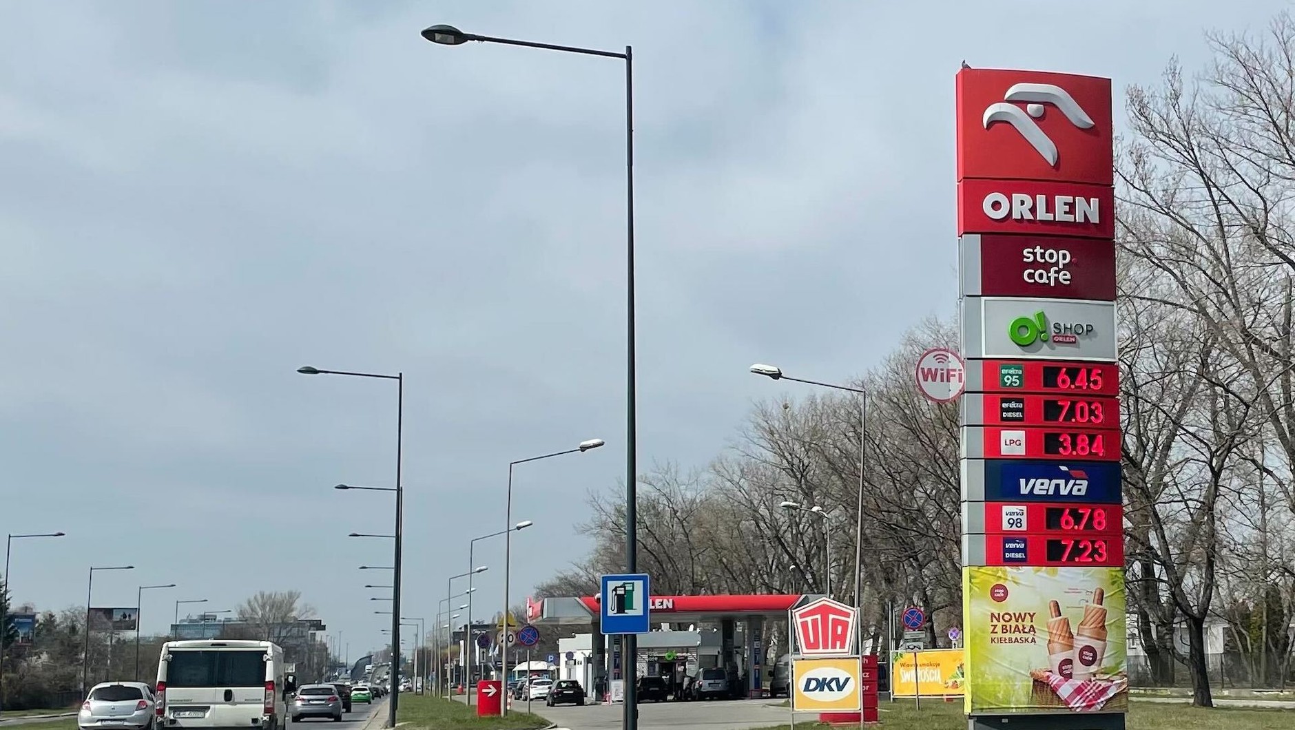 Stacja benzynowa w Warszawie 13 kwietnia 2022 r.