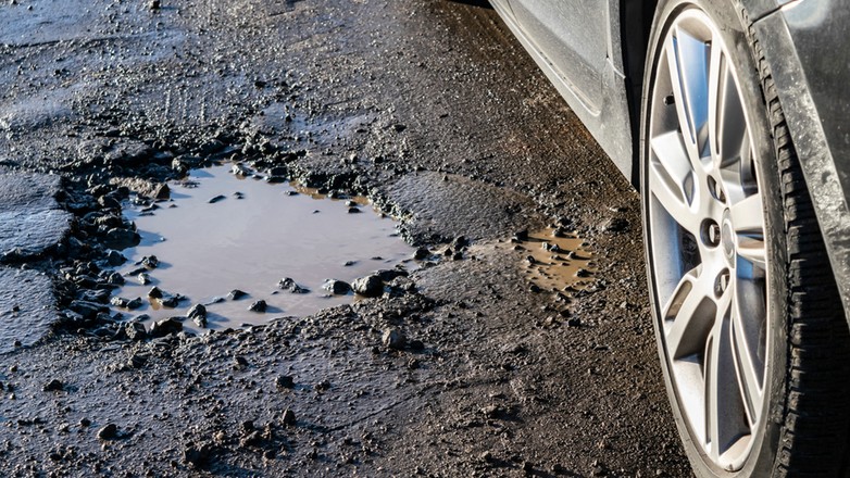 Dziura w drodze - zdjęcie ilustracyjne