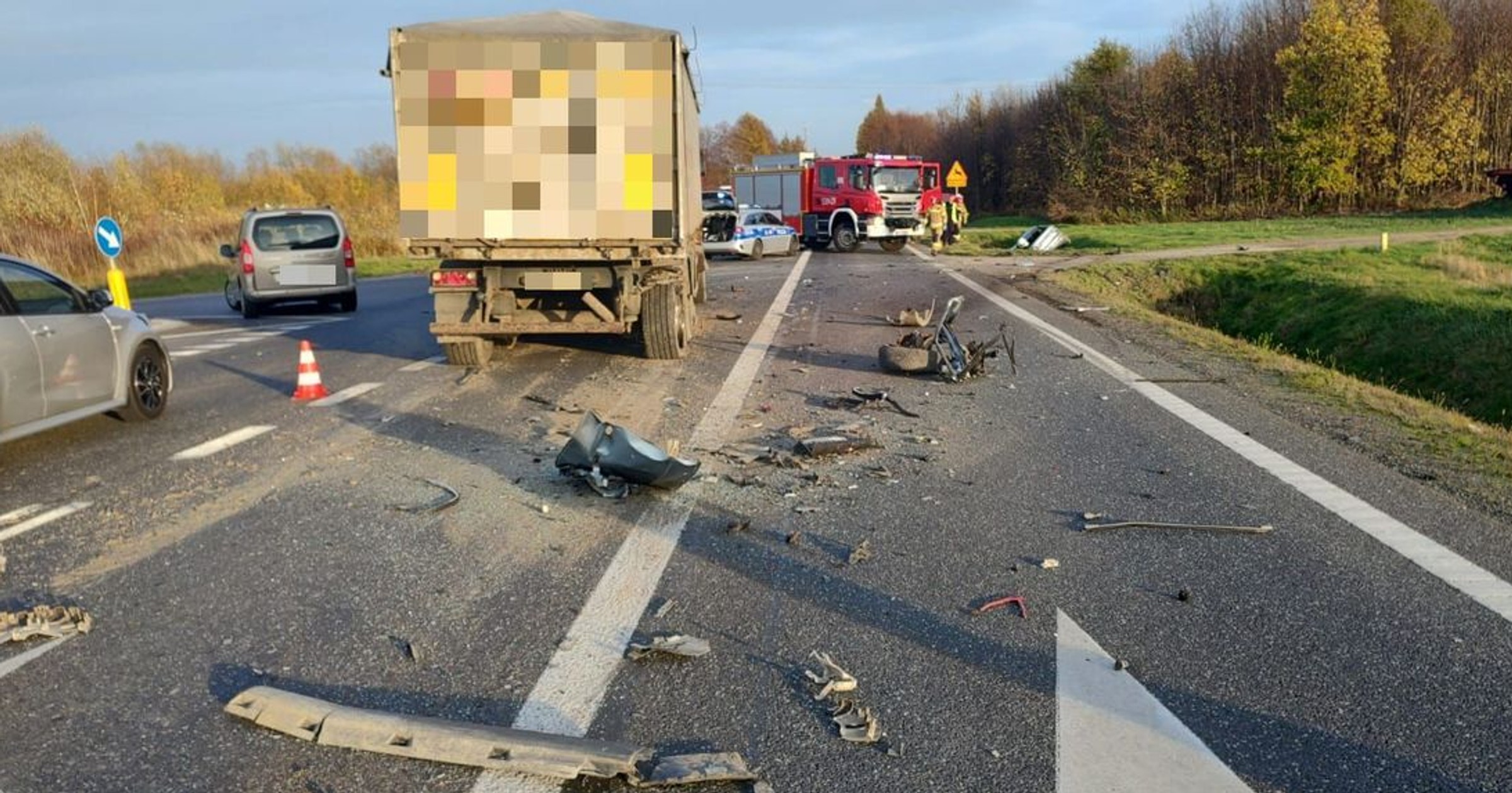 30-letni kierowca, wyprzedzając inne pojazdy, nie zachował ostrożności i uderzył w tył naczepy