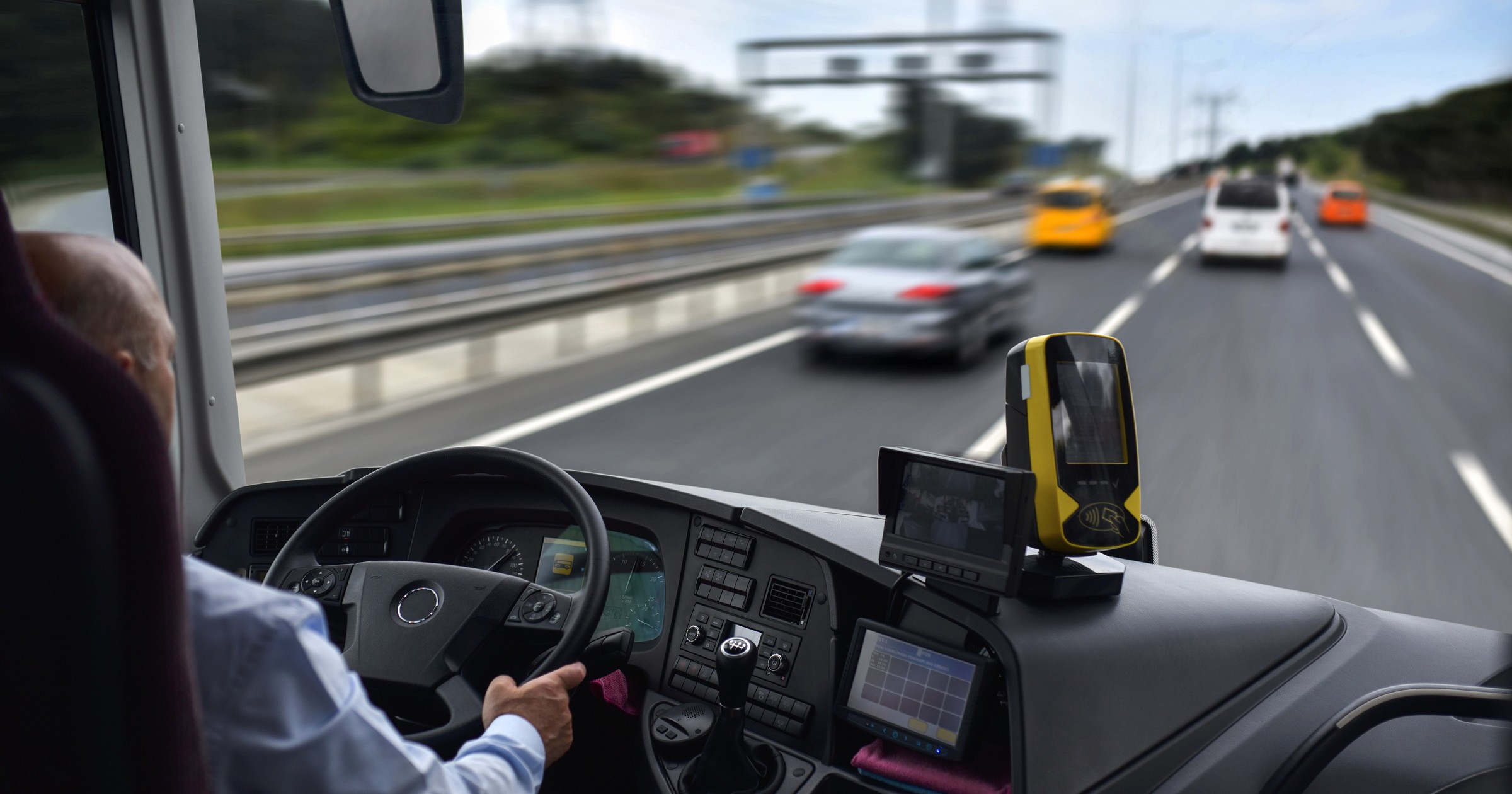 Chociaż zarobki kierowców autokarów sięgają 7-8 tys. zł, to na rynku brakuje ok. 50 tys. kierowców