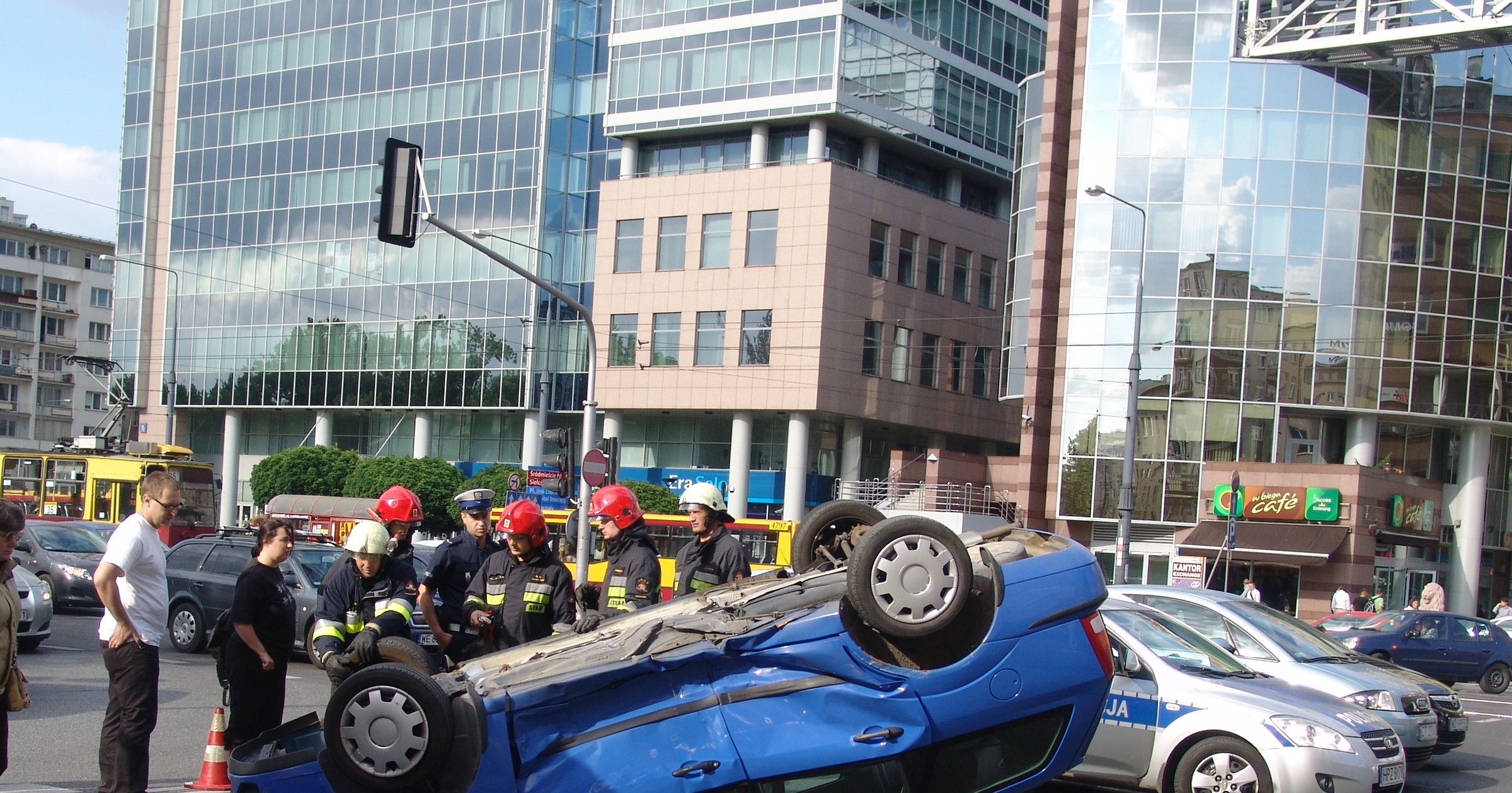Rozpędzona Fabia wywróciła Focusa