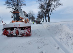 Pług wirnikowy w akcji. Drogowcy musieli sięgnąć po najcięższy sprzęt