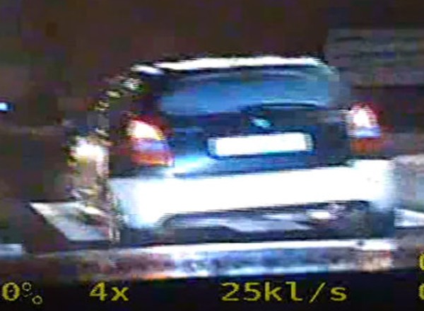 Policjanci usłyszeli huk. Rozpoczęli pościg za kierowcą [WIDEO]