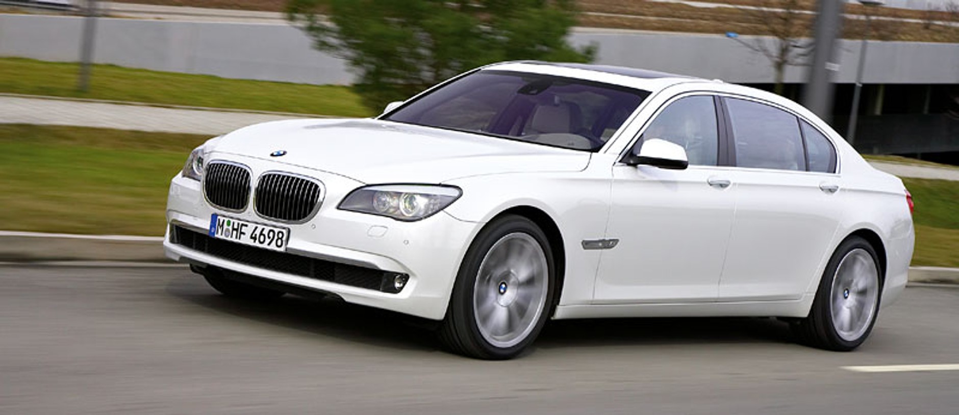 BMW 760i – nowy silnik 6,0 V12 i 8-biegowy automat