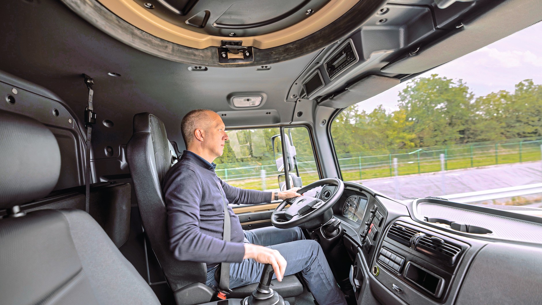 Mercedes Zetros: zaskakująco cywilizowana kabina.