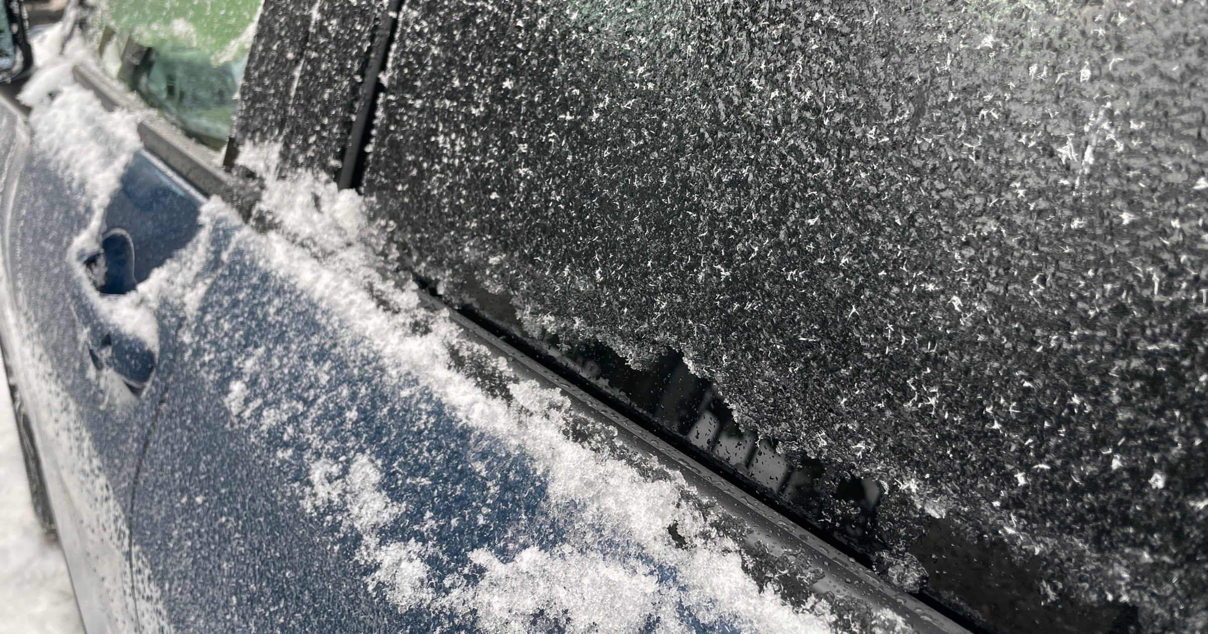 Przymarznięte drzwi samochodu