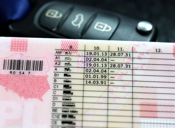 Prawo jazdy i nowa unijna dyrektywa. Co w praktyce zmieni się dla polskich kierowców?