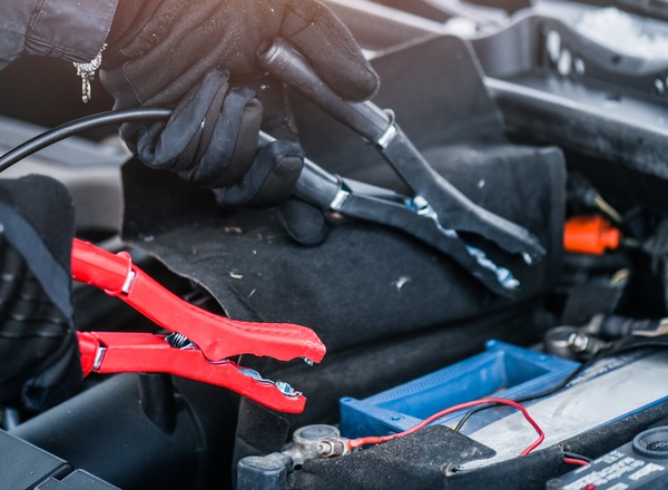 Tak odpalisz samochód z rozładowanym akumulatorem. Wolisz kable czy powerbank?