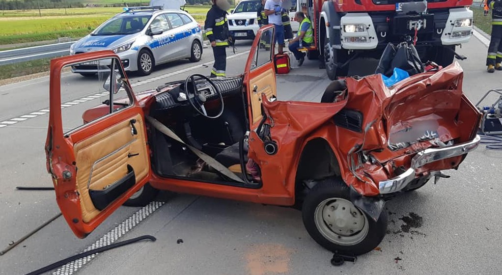 Auto dostawcze zderzyło się z Maluchem