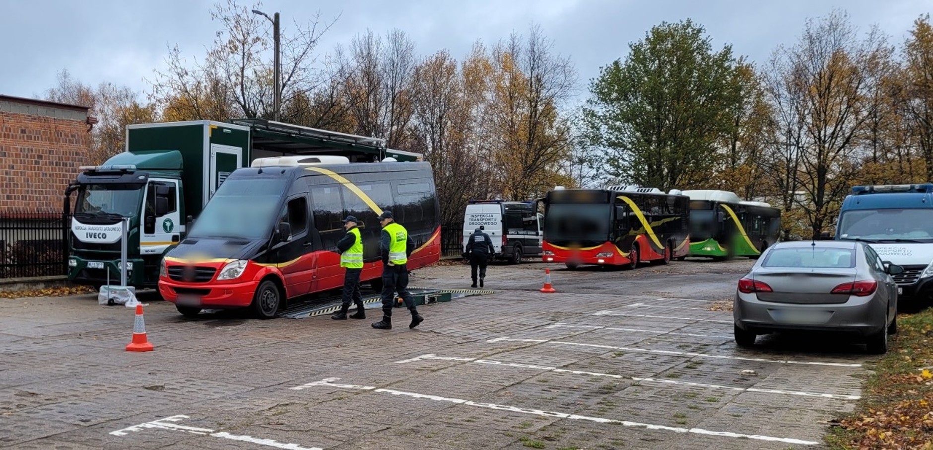 Kolejka autobusów czekających na kontrolę ITD
