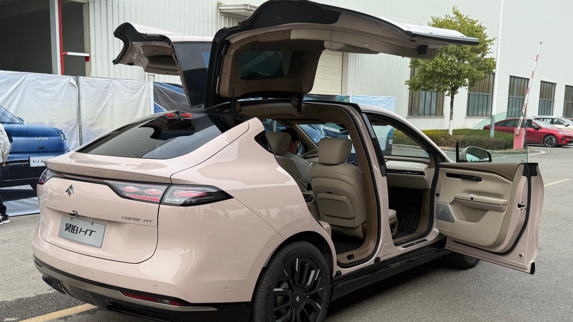 Hyptec HT w wersji z drzwiami otwieranymi do góry