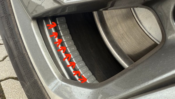 Ile ciężarków na kole to za dużo? Ten chiński SUV ma ich tak dużo, że wystarczyłoby na wyważenie kół w czterech SUV-ach