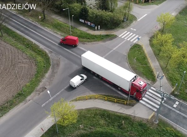 Policjanci użyli niecodziennej "broni". Kierowcy wpadali jeden po drugim [WIDEO]