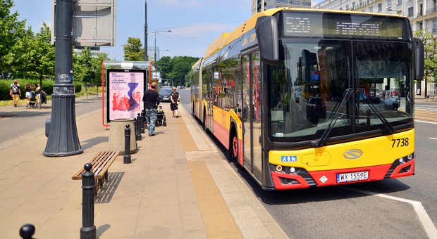 Omijanie autobusu w zatoczce zgodne z przepisami. Za to też można dostać mandat