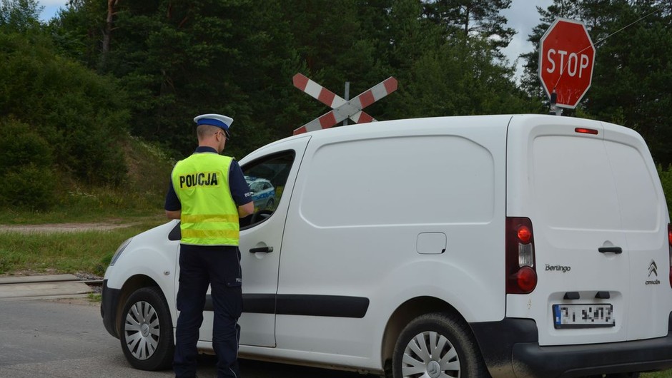 Obraz pochodzący z serwisu https://suwalki.policja.gov.pl/po3/informacje/aktualnosci/96444,Bezpieczny-Przejazd-w-Suwalkach.html