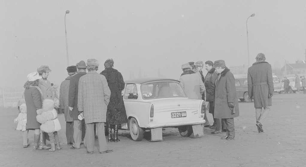 Giełda samochodowa na warszawskim Okęciu (1974 r.)