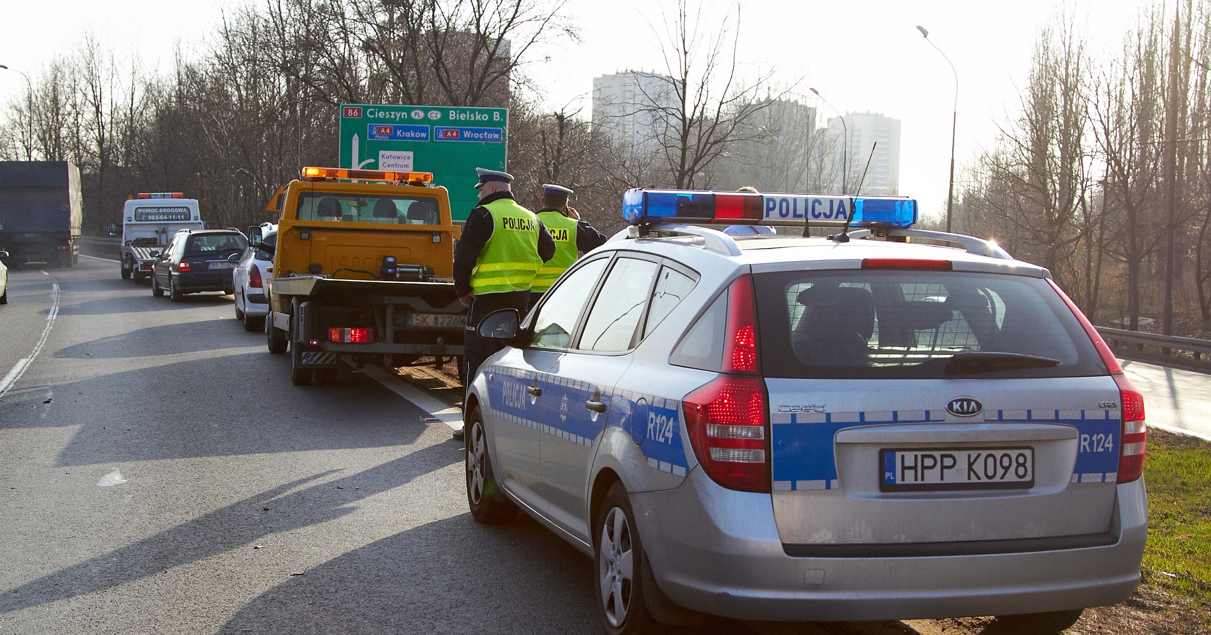 Akcja policji – odholowanie samochodow z drogi