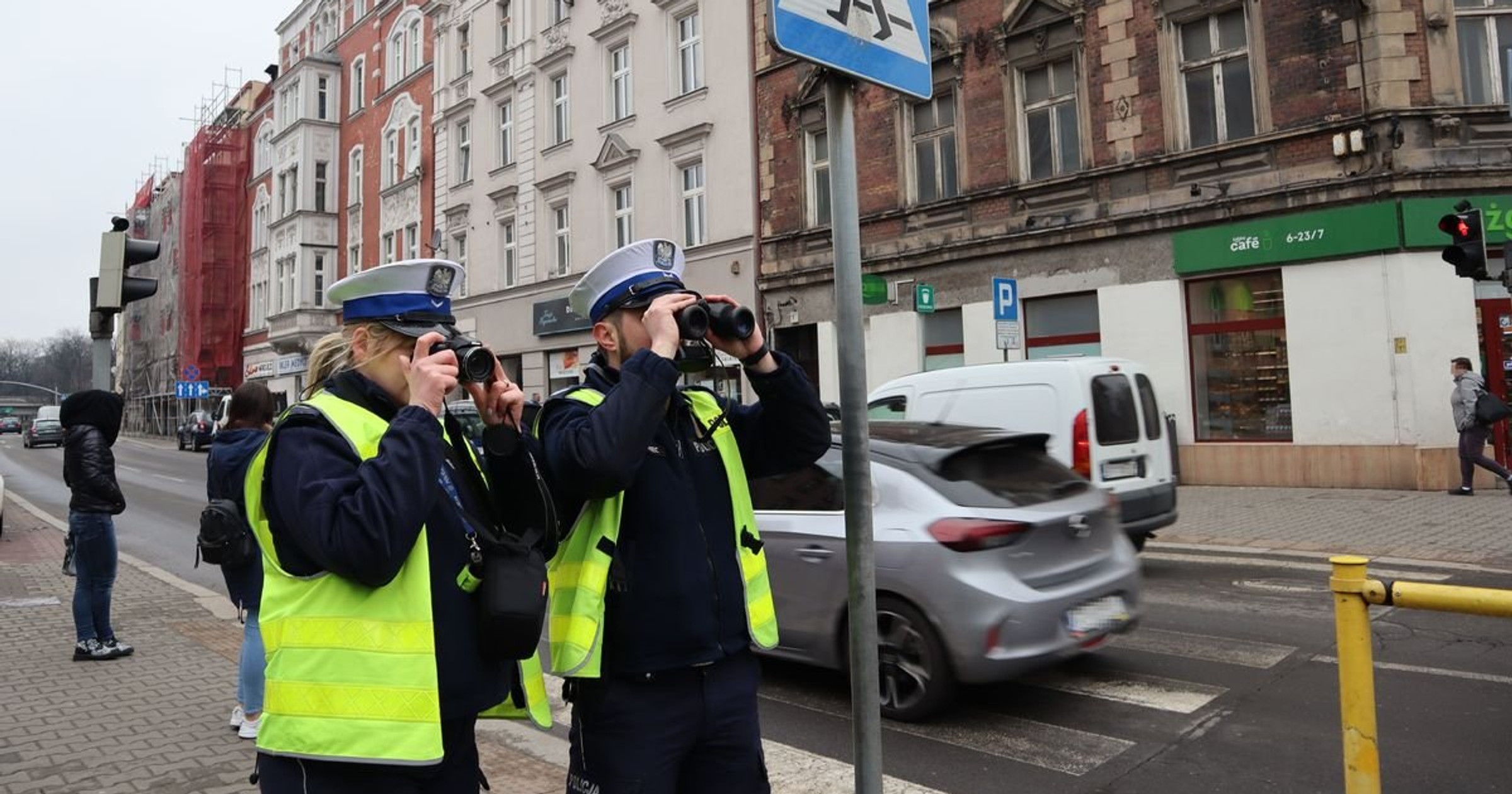 Policjanci drogówki z lornetkami